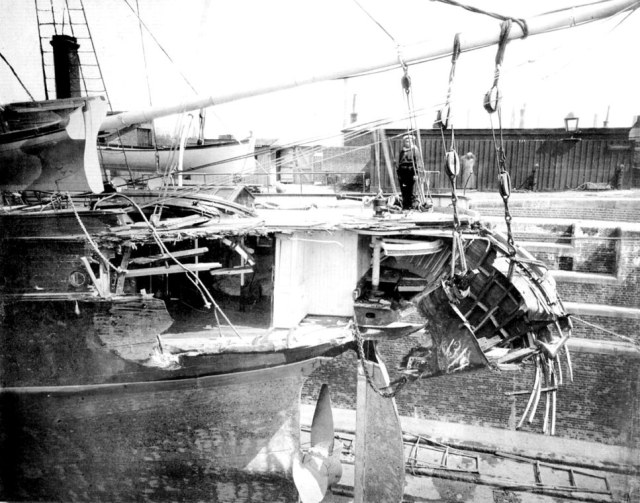 Забияка после столкновения с английским пароходом Лорд Байрон%2C Лондон%2C 1879 год.jpg